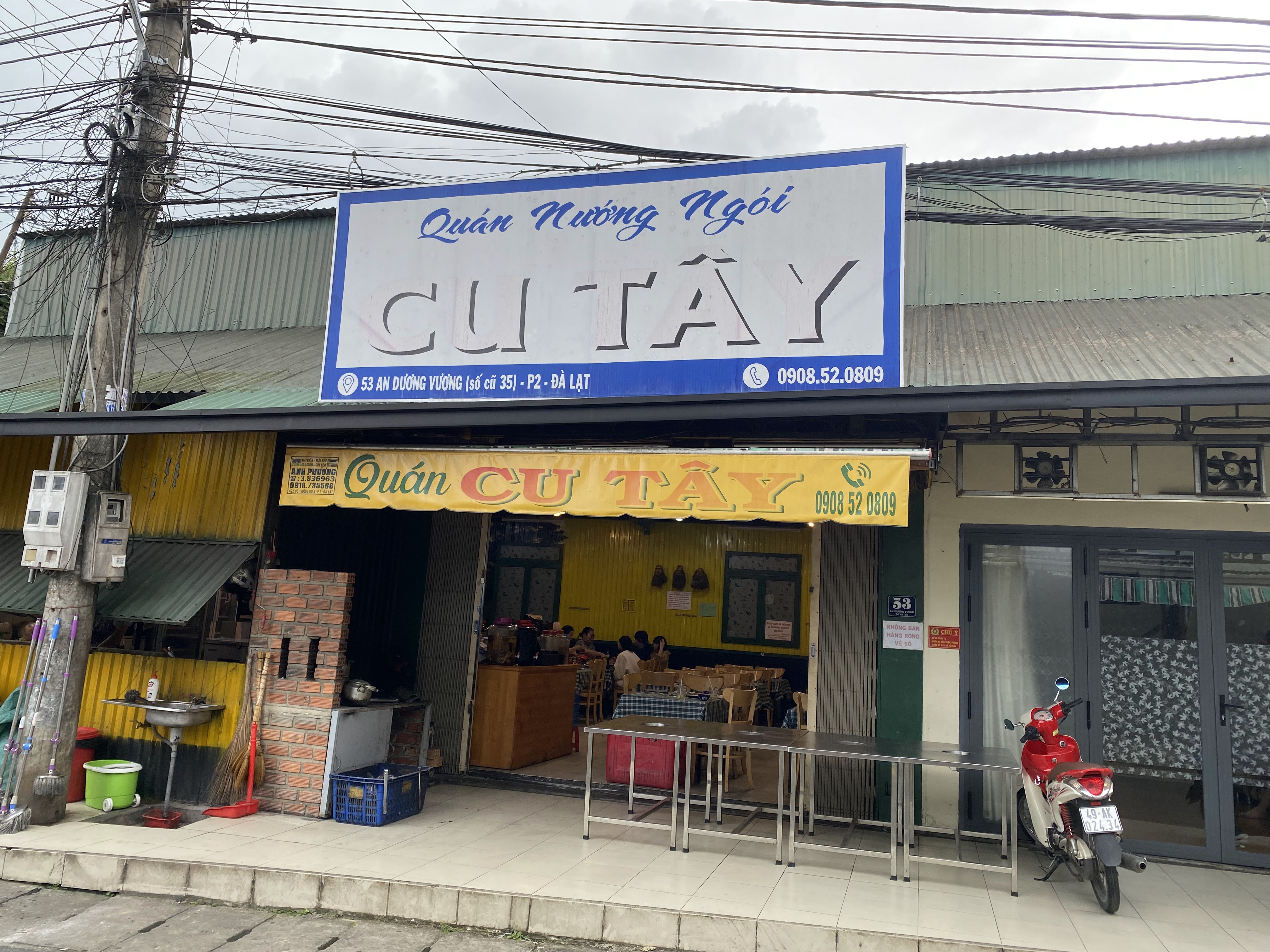 Mặt tiền Quán Nướng Ngói Cu Tây với bảng hiệu địa chỉ 53 An Dương Vương, Phường 2, Đà Lạt